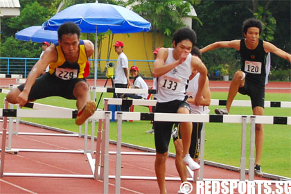 Inez Leong sets new record in the B-division girls 100m Hurdles final