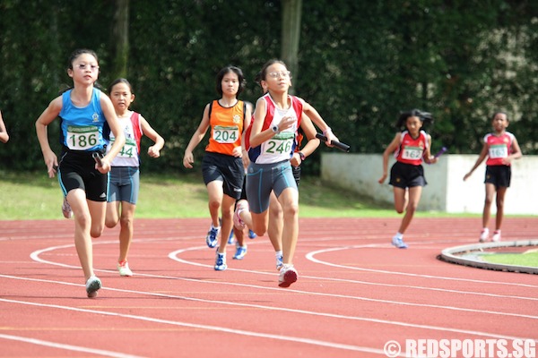 c girls 4x100m relay