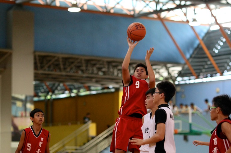 The Bedok Green #9 shoots for two against Bukit Panjang Govt High. Bukit Panjang eventually won the game 72–28 to secure their place in Round 2. (Photo © Les Tan/Red Sports)