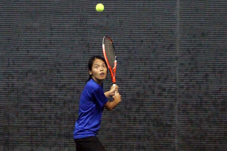 Eunice Chew of NUS locking her eyes on the ball and anticipating to go for the return shot.