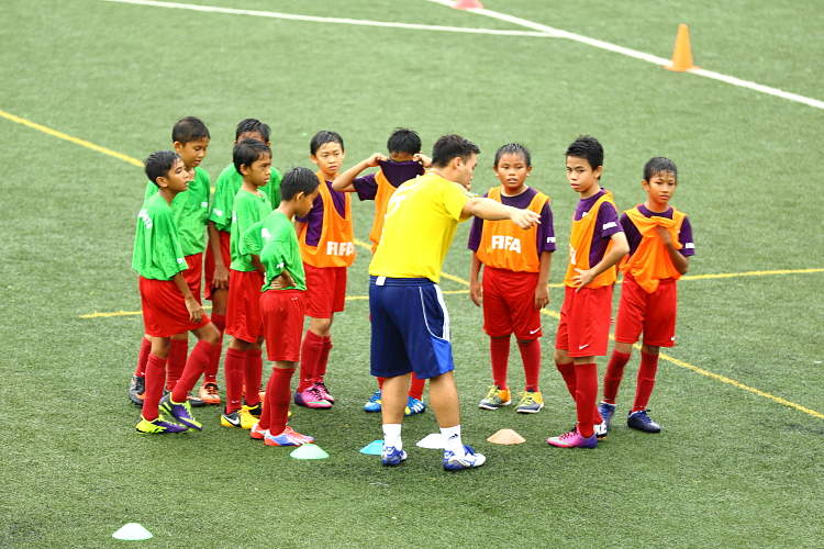 One of the coach-educators explaining to the boys about the next drill. Photo 2 © Keegan Gan/Red Sports
