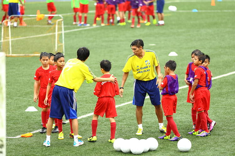 Coach-educators explaining to the boys about positional awareness on the pitch. Photo 5 © Keegan Gan/Red Sports