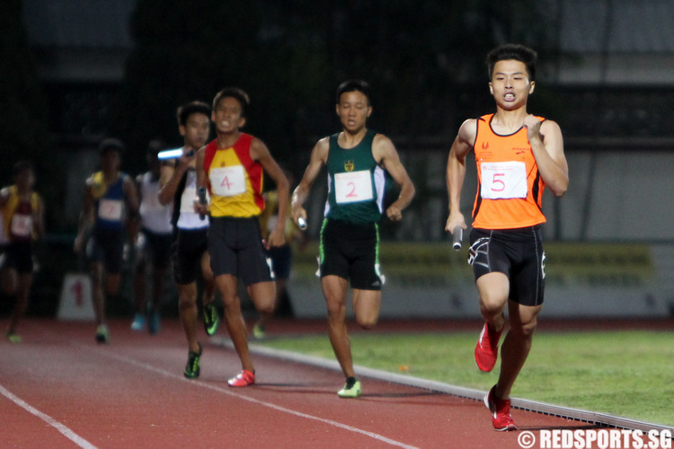 Sports School's fourth runner maintains the lead.