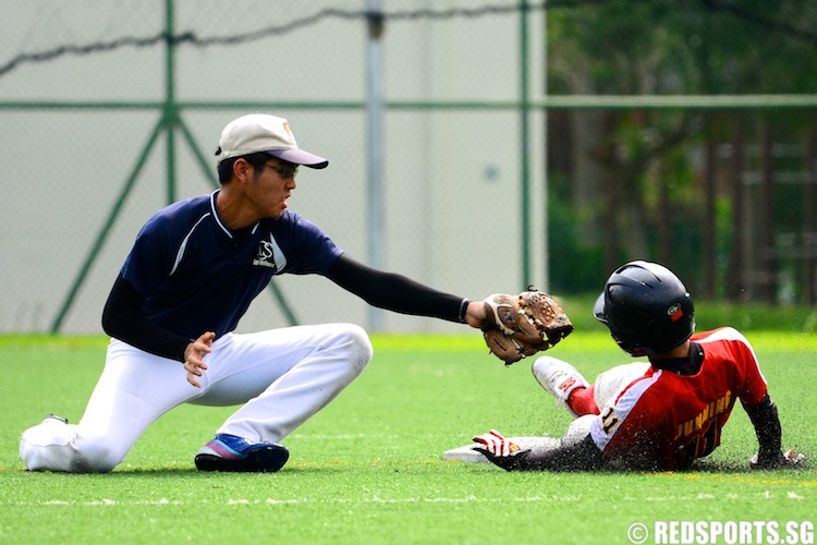 David (ACSI #13) attempts to tag Lee Jun Ming (HCI #11). (Photo 3 © Matthew Lau/Red Sports)