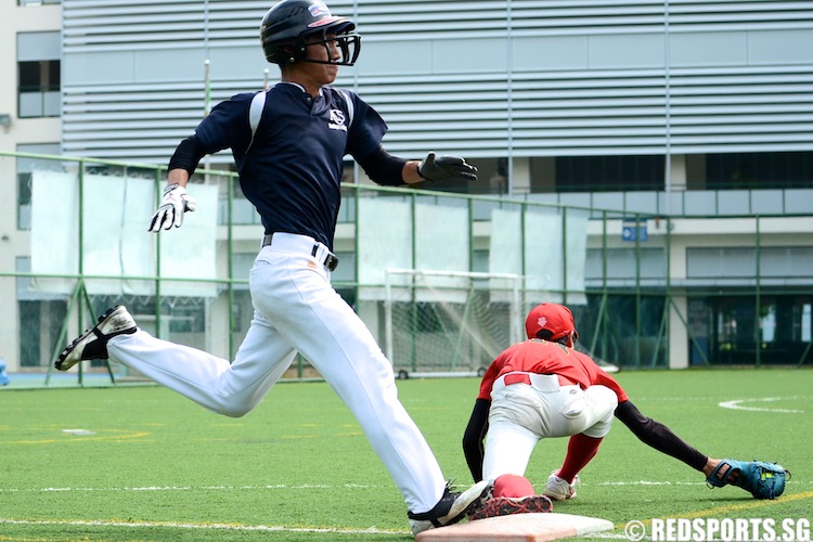 Lee Jun Ming (HCI #11) scoops the ball for the out. (Photo 4 © Matthew Lau/Red Sports)