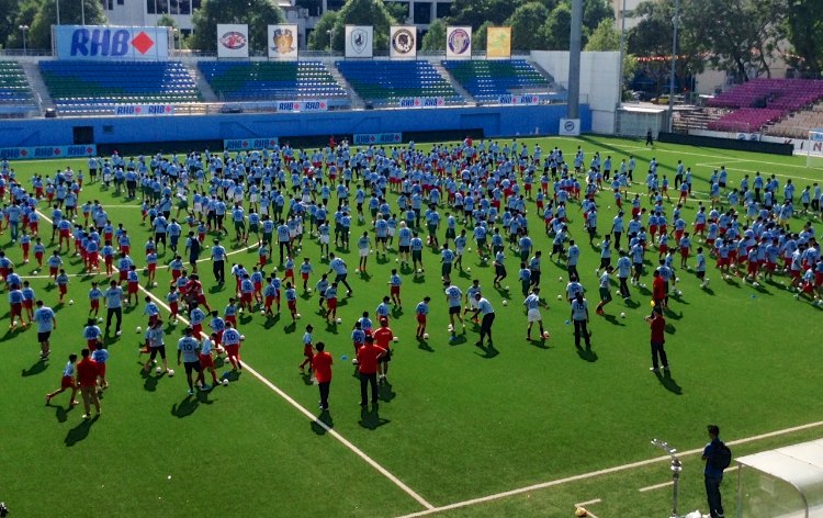 998 participants took part in a mass ball dribbling event for three minutes.