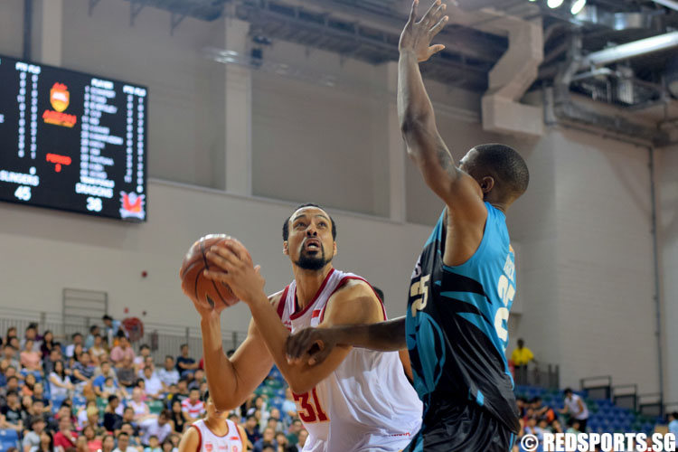 Kyle Jeffers (Slingers #31) looks to attempt a putback. (Photo 16 © Laura Lee/Red Sports)
