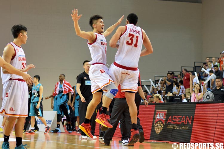 Ng Han Bin (Slingers #6) and Kyle Jeffers (Slingers #31) celebrate their win. (Photo 17 © Laura Lee/Red Sports)