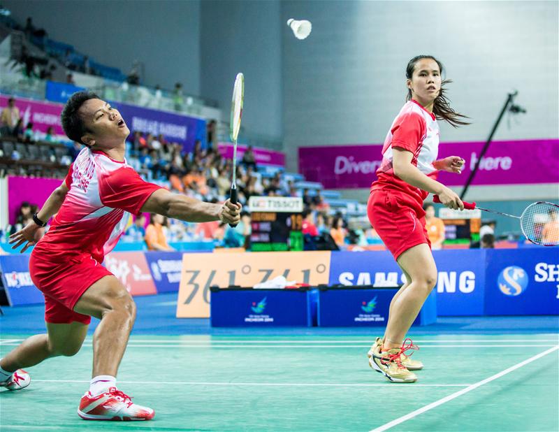 Danny Bawa Chrisnanta and Vanessa Neo kept Singapore hopes alive in the mixed doubles competition when they beat Indian pair Attri Manu and Nelakurthi Sikki Reddy 2–1 in the round-of-16. They will meet China's second-seeded Xu Chen and Ma Jin tomorrow in the quarter-finals. (Photo 1 courtesy of Sport Singapore via Action Images Livepic)