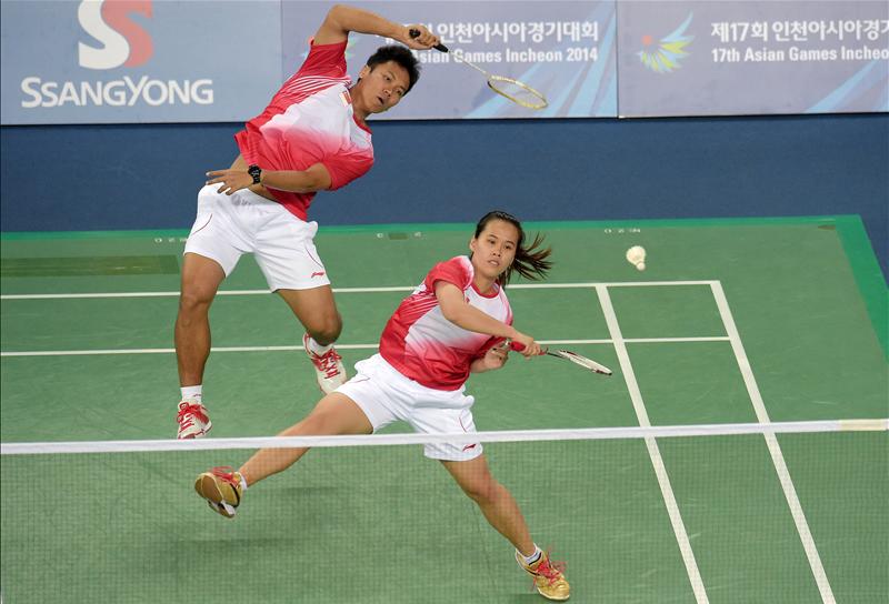 The world number 10 pair of Danny Bawa Chrisnanta and Shinta Mulia Sari smashed their way into the mixed doubles round-of-16 with a 2-1 win over Malaysia's Chan Peng Soon and Ng Hui Lin. (Photo courtesy of Joseph Nair / Sport Singapore via Action Images Livepic)