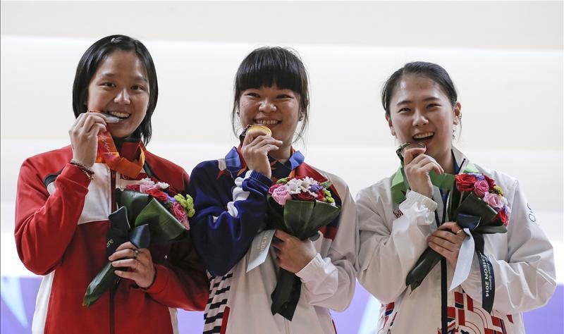 Jazreel Tan (left) was Singapore's top bowler in the women's singles event, winning a silver. With her on the podium are Chinese Taipei's Chou Chia Chen (centre, gold medallist) and South Korea's Lee Nayoung (right, bronze medallist). (Photo 6 courtesy of Vivek Prakash / Sport Singapore via Action Images Livepic)