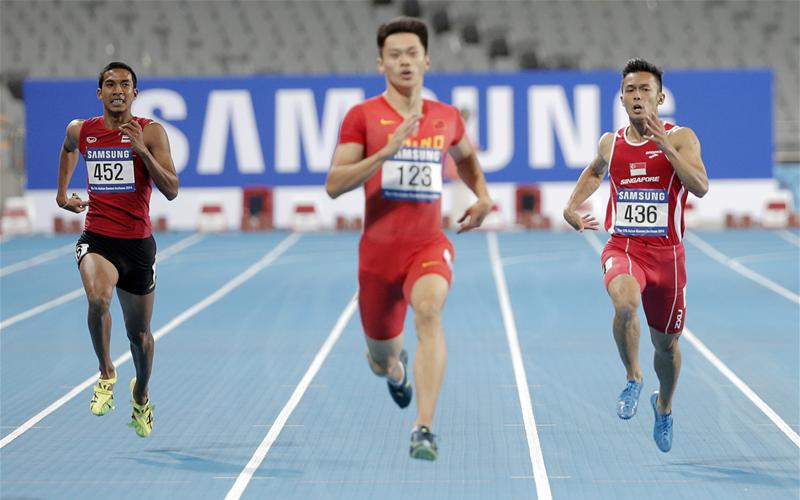 Lee Cheng Wei (right) equalled his personal best of 21.57sec to finish fifth of seven runners in his heat, which was topped by China Xie Zhenye (centre) in 20.74sec. He qualified for the semi-finals by virtue of being one of four fastest sprinters who finished outside of the top four in their respective heats. (Photo 1 courtesy of Vivek Prakash/Sport Singapore via Action Images Livepic)