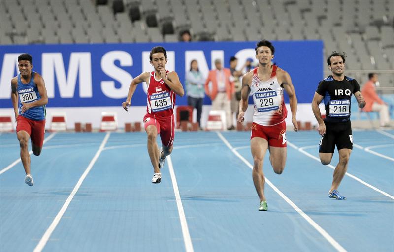 Muhammad Naqib clocked the fastest reaction time (0.129sec) in the whole field of sprinters en route to automatic qualification for the semi-finals by virtue of finishing fourth in his heat in a time of 21.78sec. (Photo 2 courtesy of Vivek Prakash/Sport Singapore via Action Images Livepic)
