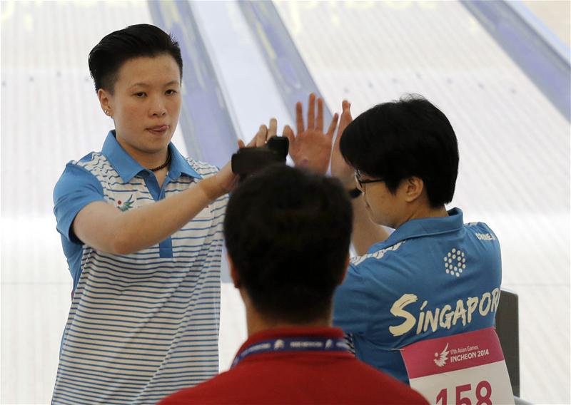 New Huifen (left, facing camera) was just one pinfall shy of joining Jazreel Tan on the podium of the women's singles event. She was beaten to bronze by South Korea's Lee Nayoung, who bowled a score of 1272. 