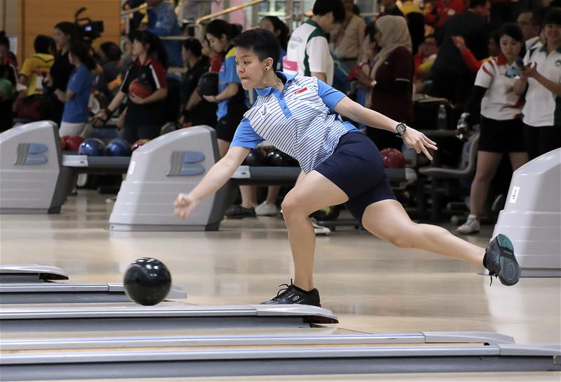 Shayna Ng, the 2012 World Cup champion and the 2013 PBA-WBT #4 International Bowling Championships winner, could not find form as she finished the lowest of her teammates for 32nd in a field of 74 bowlers. (Photo 9 courtesy of Vivek Prakash / Sport Singapore via Action Images Livepic)
