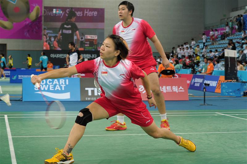 Yao Lei (front) and Chayut  Triyachart joined compatriots Danny Bawa Chrisnanta and Vanessa Neo in the mixed doubles round-of-16 after their 2–1 win over India's Dewalkar Akshay and Gadre Pradnya. (Photo courtesy of Joseph Nair / Sport Singapore via Action Images Livepic)
