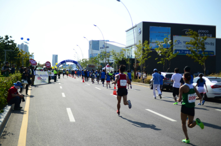 Colin running towards the finish line marked erroneously as the "Start". (Photo 4 courtesy of Jezreel Mok)