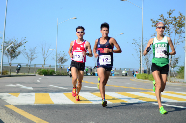 Colin, in the middle of the race, tailing Hong Kong runner Nestor Wong and the top female runner, a South Korean. (Photo 3 courtesy of Jezreel Mok)