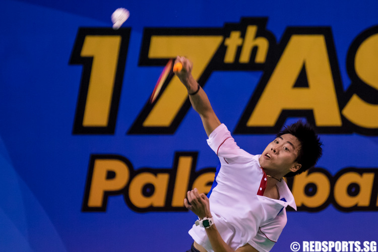Ashton Chen of Singapore returns a shot against Malaysia's Iskandar Zulkarnain Zainuddin. Chen went down 0–2 (12-21, 14-21) to the top seed and had to settle for the silver medal. (Photo 48 © Lim Yong Teck/Red Sports)