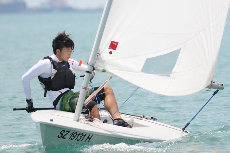 RI's Jeriel Tan completes a tack from port to starboard while sailing towards Mark 3. He finished eighth with 27 points in the Laser Standard fleet (Photo 4 © Benedict Teo/Red Sports)