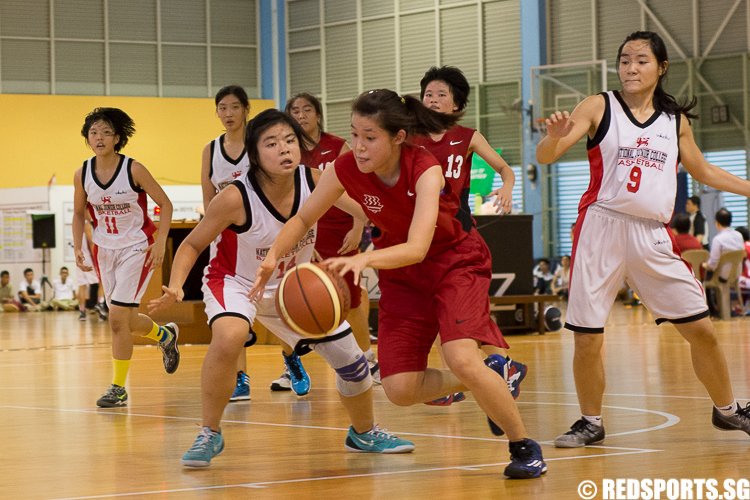 Boon Yee (HCI #13), drives hard against Ng Jing Yi (NJC #14). (Photo 5 © Zachary Foo/Red Sports)