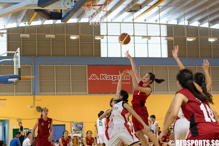 Lim Boon Yee (HCI #7) launching a hook shot over a sea of defenders. (Photo 1 © Zachary Foo/Red Sports)
