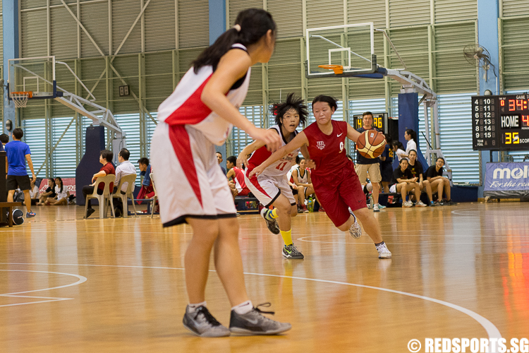 Au Zi Yu (HCI #9) drives past her defender on the way to the basket. She led her team with 13 points in the game. (Photo 2 © Zachary Foo/Red Sports)
