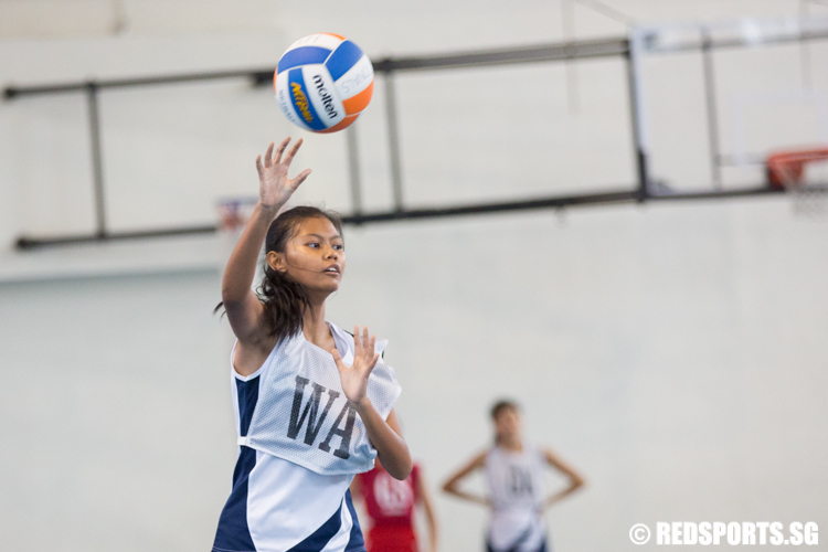 Dahlia (WA) of CHIJ Secondary Toa Payoh looks to pass the ball to her teammates. (Photo 2 © Lee Jian Wei/Red Sports)
