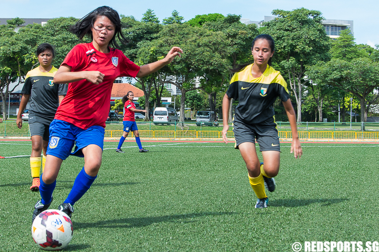 A Woodlands player saves the ball from going out of bounds while she is being hounded by a Siglap defender. (Photo 6 © Zachary Foo/Red Sports)