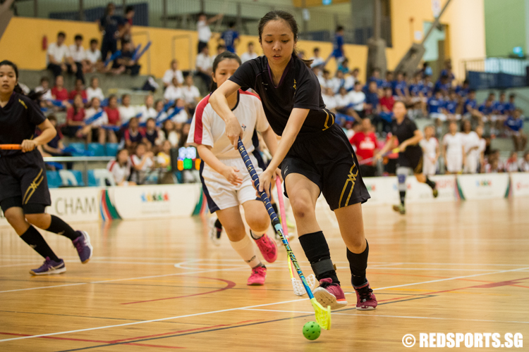 Jodi Siah (#21) of Victoria Junior College dribbles the ball. (Photo © Lee Jian Wei/Red Sports)