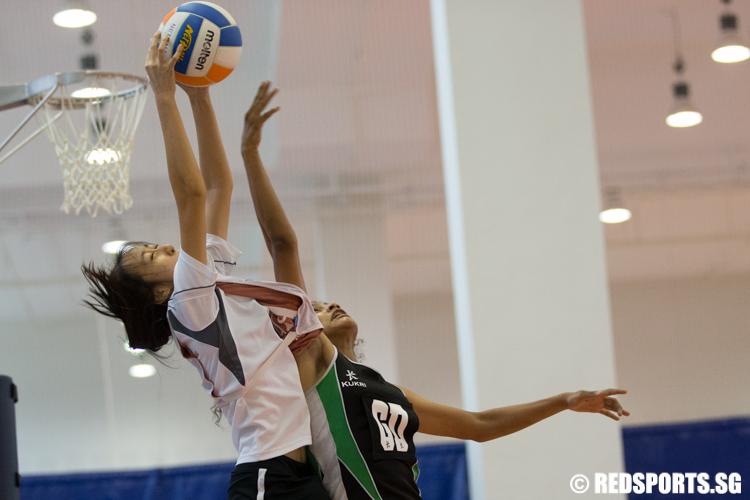 Rukmini (GD) of Raffles Institution was unsuccessful in intercepting a pass made to Jody Leong (GA) of Anglo-Chinese Junior College. (Photo 1 © Lee Jian Wei/Red Sports)