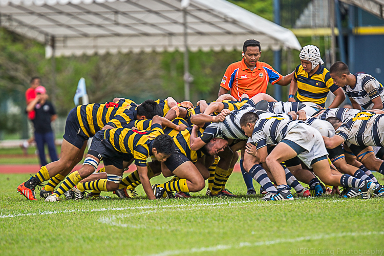 ACS(I) saw off SAJC (blue and white) 12–5 to retain the National A Division Rugby Championship. (Photo 1 © Jeffrey Chiang/Red Sports)