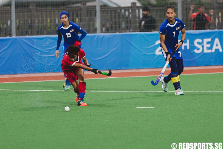 Chua Xinni (SIN #9) passes the ball. (Photo 1 © Soh Jun Wei/Red Sports)