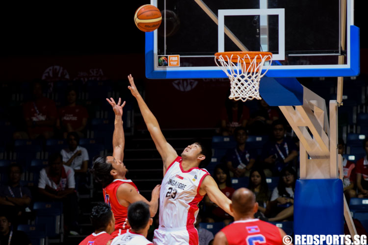 Delvin Goh (SIN #23) attempts to bloack a shot from Mith Pek (CAM #11). (Photo 2 © Laura Lee/Red Sports)