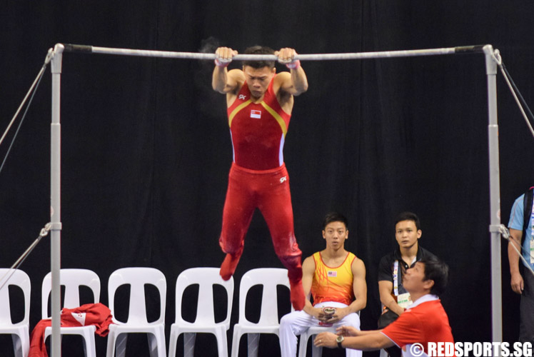 Timothy Tay catching onto the bar after executing a release. (Photo 5 © Laura Lee/Red Sports) 