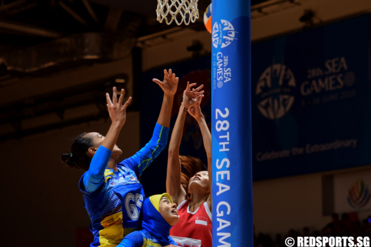 Players contesting to get hold of a rebound. (Photo 4 © Laura Lee/Red Sports)