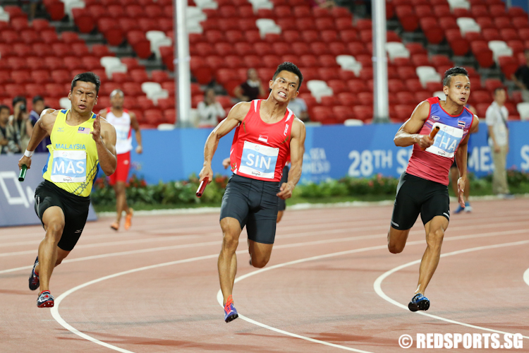 Lee Cheng Wei of Singapore ran the third leg of the Men's 4x100m Relay Final. Singapore clinched the silver medal with a time of 39.24s and sets a new national record. (Photo © Lee Jian Wei/Red Sports)