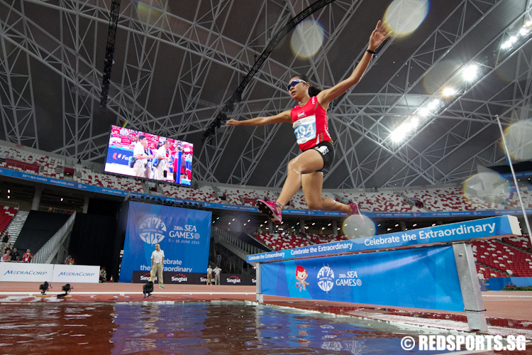 åCheryl Chan of Singapore in action during Women's 3000m Steeplechase. She clocked a time of 11 minutes and 45.16 seconds to finish seventh and set a personal best. (Photo © Lee Jian Wei/Red Sports)