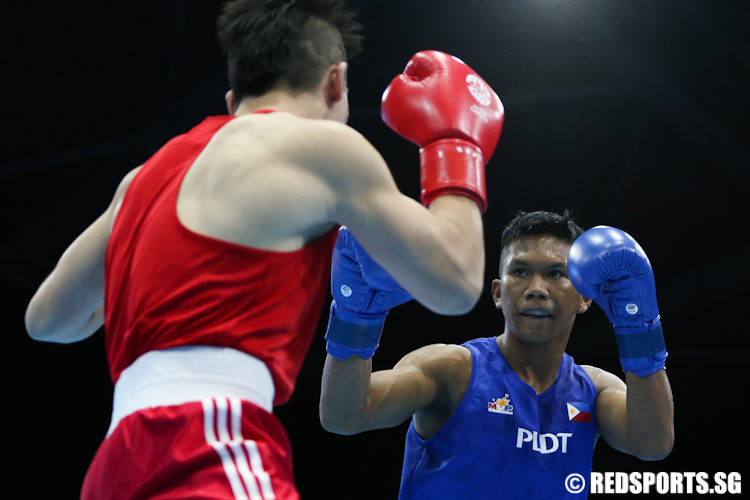 Eumir Felix Marcial (Blue) of Philippines knocked Tay Jia Wei (Red) of Singapore out in the Men's Welterweight (69kg) Finals. (Photo © Lee Jian Wei/Red Sports)