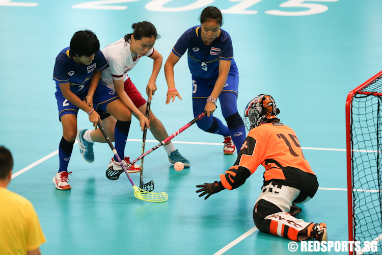Ong Hui Hui (#51) of Singapore tries to shoot against Thailand's defence. (Photo © Lee Jian Wei/Red Sports)