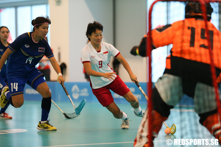Jill Quek (#9) of Singapore dribbles towards Thailand's defence. (Photo © Lee Jian Wei/Red Sports)