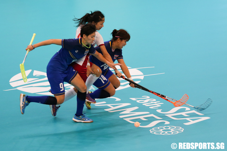 Jowie Tan (#16) of Singapore tries to break through Thailand's defence. (Photo © Lee Jian Wei/Red Sports)