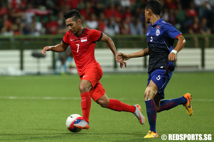 Shail Suhaimi (#7) of Singapore dribbles the ball against Cambodia. (Photo © Lee Jian Wei/Red Sports)
