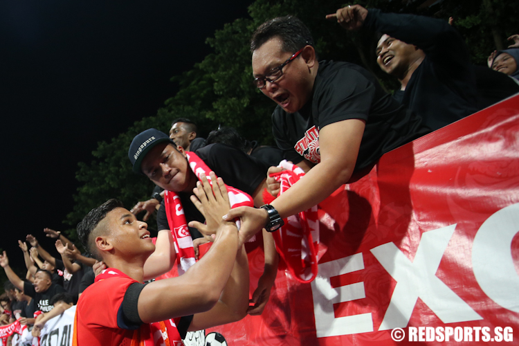 Irfan Fandi (#17) of Singapore thanked the fans after the match between Singapore and Cambodia. (Photo © Lee Jian Wei/Red Sports)