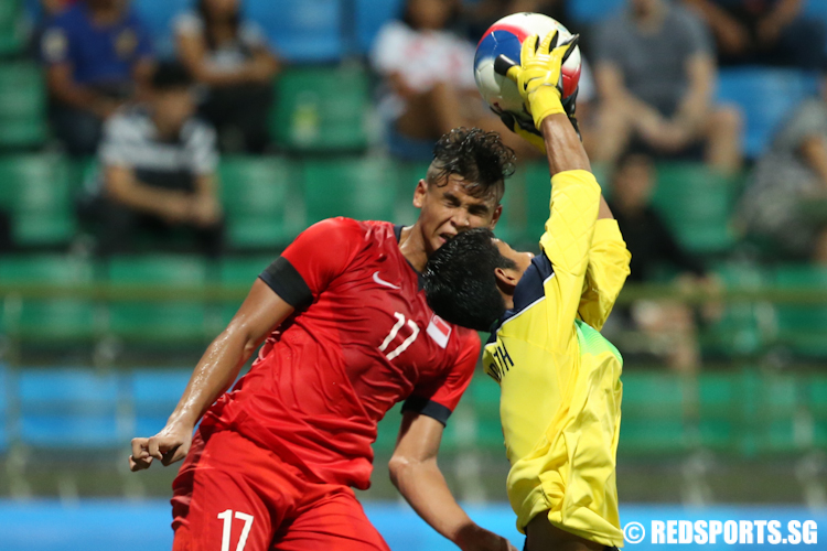 Irfan Fandi (#17) of Singapore failed to head the ball through the goal. (Photo © Lee Jian Wei/Red Sports)