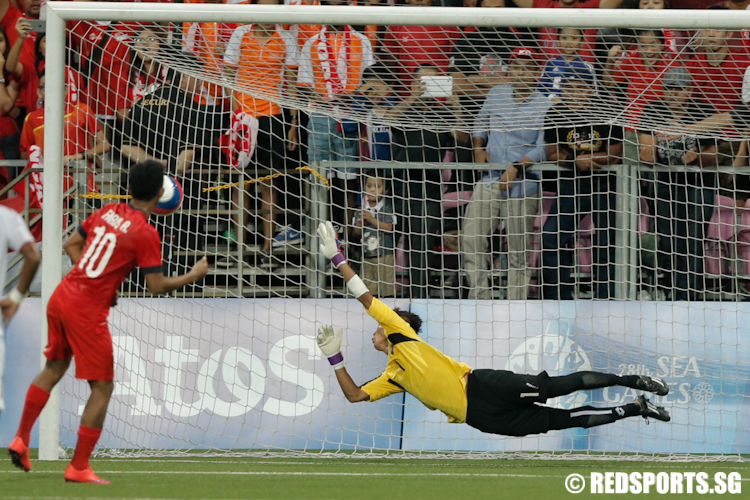 Faris Ramli (#10) of Singapore scored a penalty against Myanmar. (Photo © Lee Jian Wei/Red Sports)