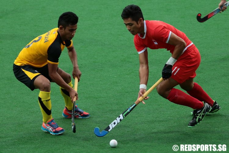 Ashriq Zulkepli (#11) of Singapore goes against Ashran Hamsani (#3) of Malaysia. (Photo © Lee Jian Wei/Red Sports)