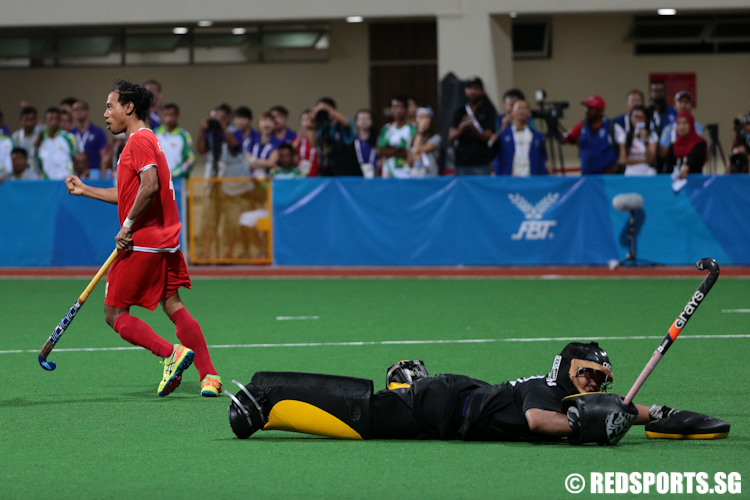 Farhan Kamsani (#4) of Singapore scored the penalty shoot out against Malaysia. (Photo © Lee Jian Wei/Red Sports)