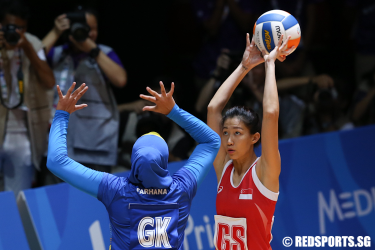 Charmaine Soh (GS) of Singapore shoots against Malaysia. (Photo © Lee Jian Wei/Red Sports)