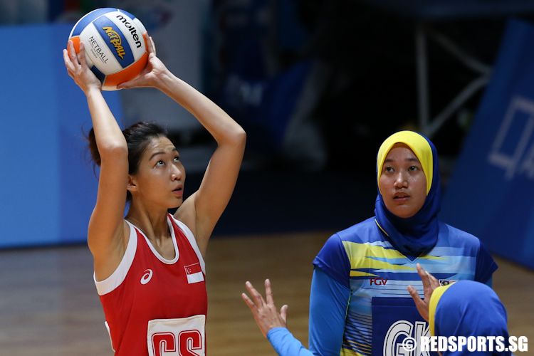 Charmaine Soh (GS) of Singapore shoots against Malaysia. Singapore extends their lead to 25–20 in the first half. (Photo © Lee Jian Wei/Red Sports)